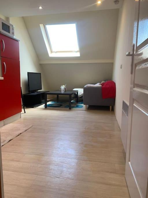 Studio Meuble Dans Une Maison Limay Exterior foto