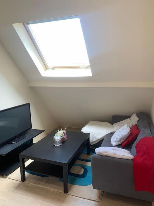 Studio Meuble Dans Une Maison Limay Exterior foto
